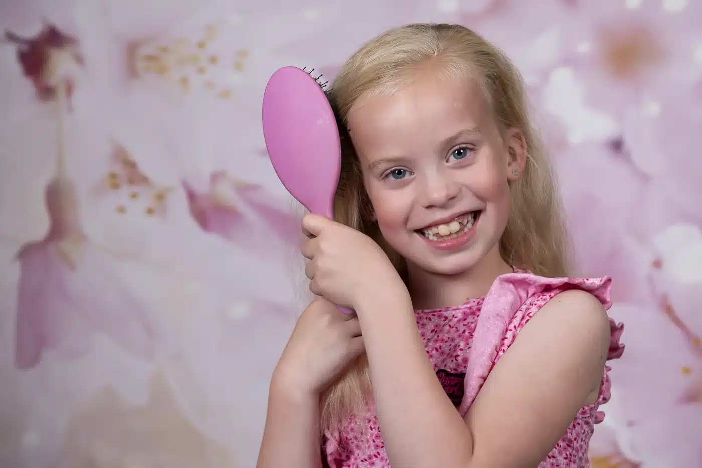 kinderportret-meisje-haarborstel